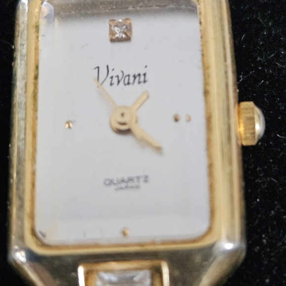 Beautiful Vivani Quartz rhinestones watch with matching bracelet - Picture 4 of 7